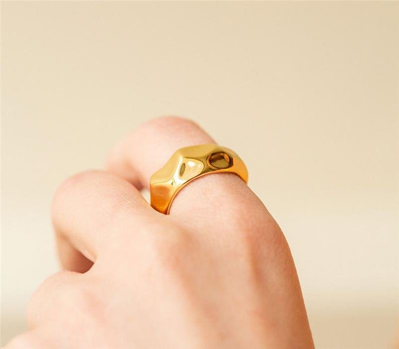 ANEL DOURADO MARTELADO EM BIJUTERIA