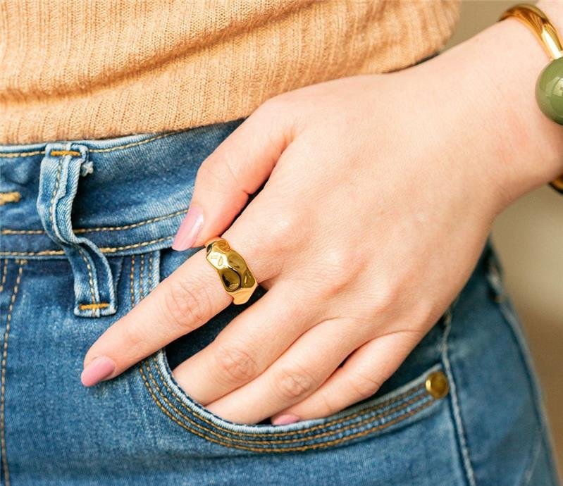 ANEL DOURADO MARTELADO EM BIJUTERIA