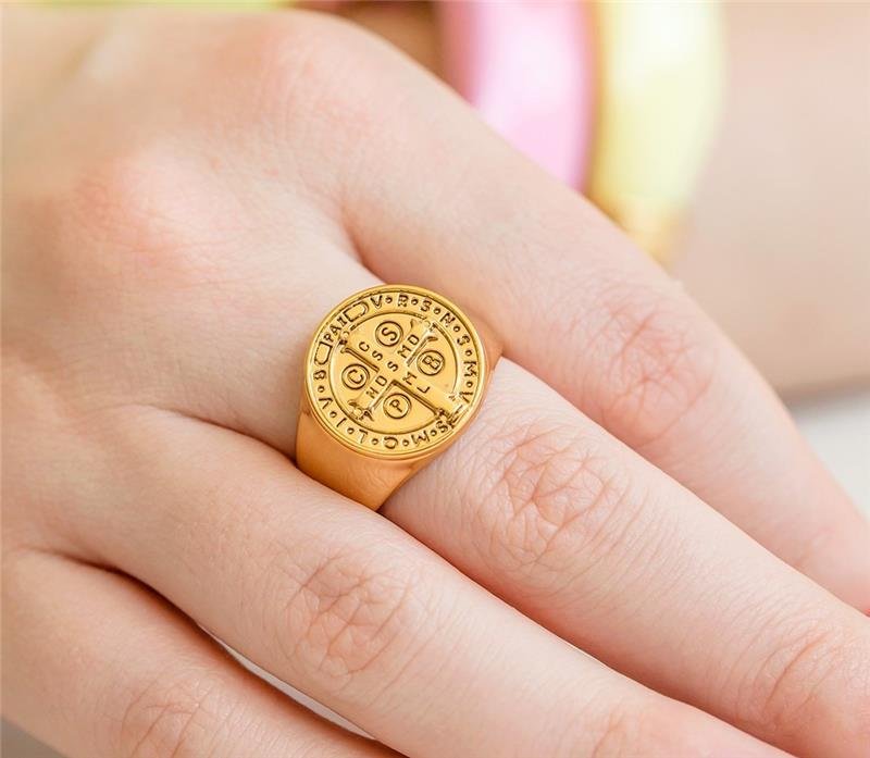 ANEL DOURADO SÃO BENTO EM BIJUTERIA