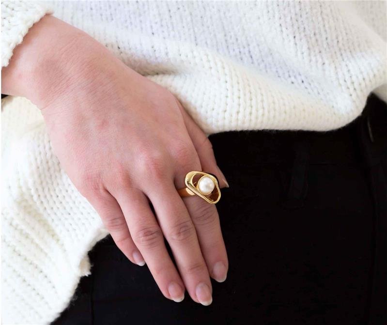 ANEL DOURADO DE PÉROLA EM BIJUTERIA