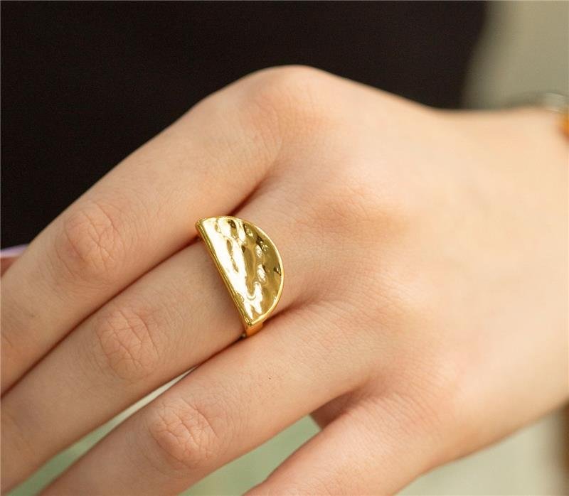 ANEL MARTELADO DOURADO EM BIJUTERIA