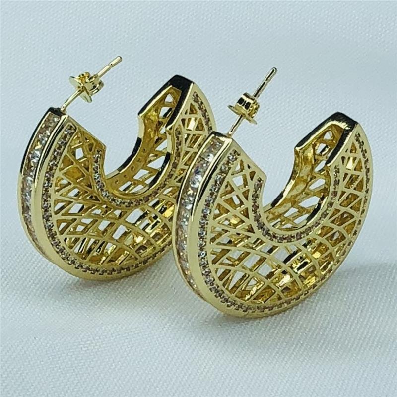 BRINCO MEIA ARGOLA CRAVEJADA FILIGRANA FOLHEADO EM OURO 18K