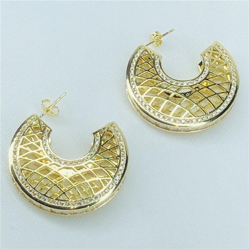 BRINCO MEIA ARGOLA CRAVEJADA FILIGRANA FOLHEADO EM OURO 18K