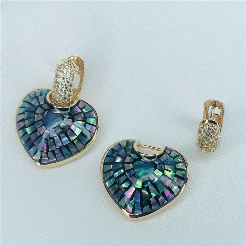 BRINCO ARGOLA CORAÇÃO ABALONE FOLHEADO A OURO