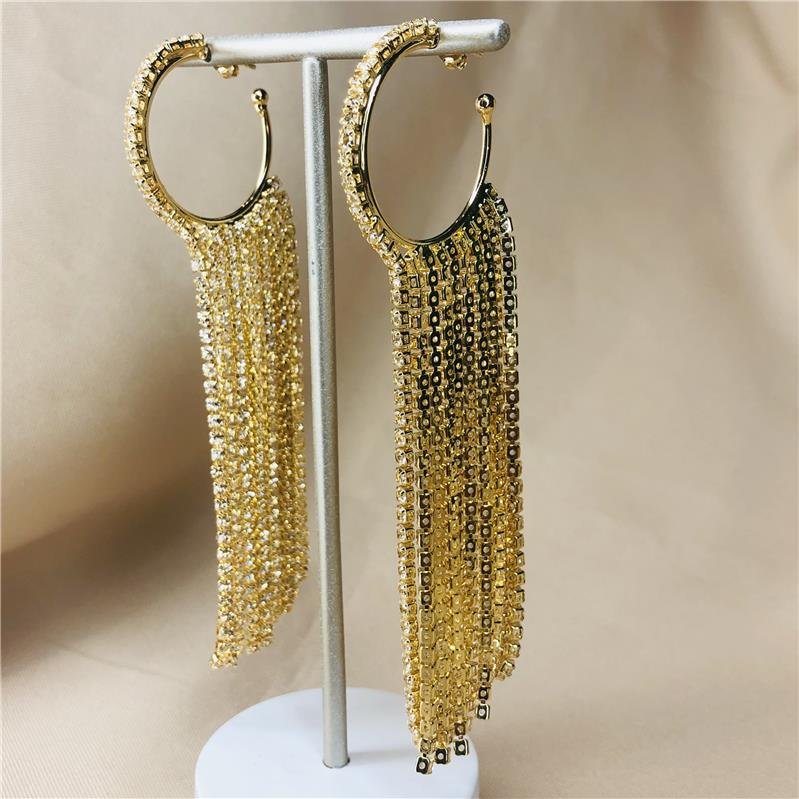 BRINCO MEIA ARGOLA COM FRANJA RIVIERA FOLHEADO A OURO
