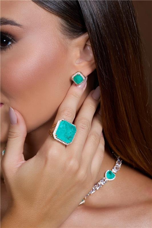 CONJUNTO BRINCO E ANEL COM PEDRA FUSION VERDE QUADRADA COM DETALHE CRAVEJADO FOLHEADO A OURO